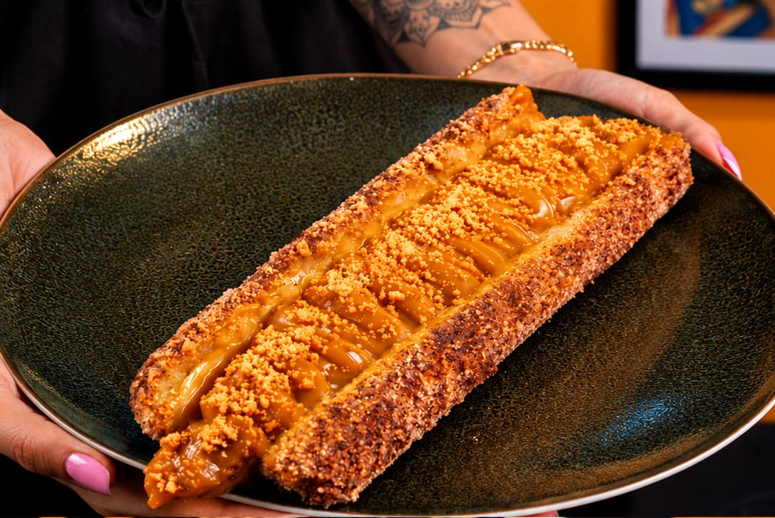 Big Hot de Banana com Doce de Leite com paçoca, servido no prato