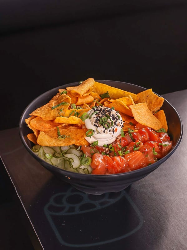 Poke de salmão com nachos