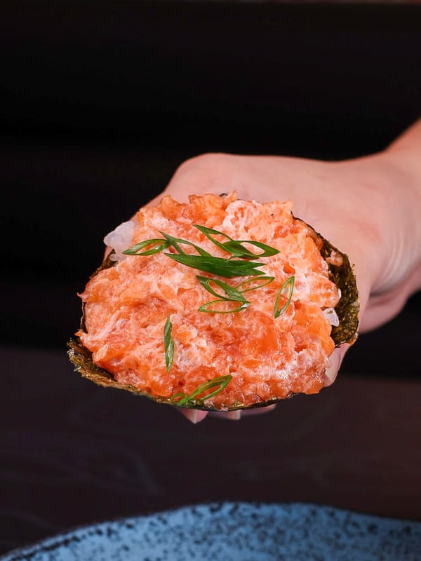Temaki de salmão na mão